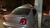 La Nación / Un conductor murió y su auto quedó incrustado por una columna