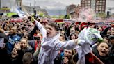 Santiago Giménez celebra ante miles de seguidores en las calles el título más reciente del Feyenoord - La Opinión