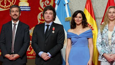 El frenético viernes en Madrid de Milei: ataques a Sánchez y a las “porosas manos de políticos”, medalla de Ayuso y premios a la libertad