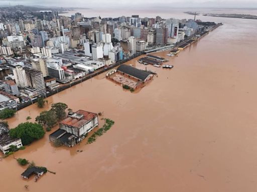 Vídeo. Guaíba avança sobre Centro de Porto Alegre e inunda ruas