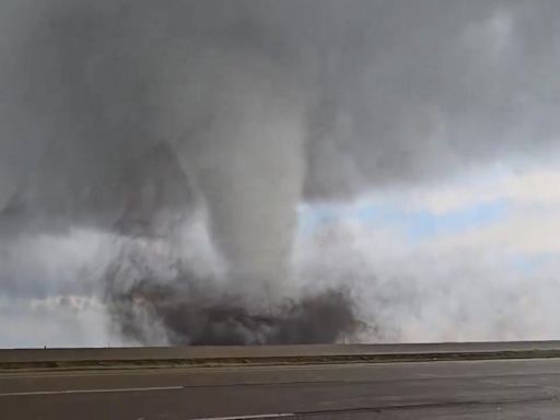 "Alerta máxima" en Estados Unidos: más de 70 tornados arrasan en el país y causan dos muertos | Vídeo
