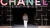 Les noms défilent, mais qui sera le nouveau directeur artistique de Chanel?