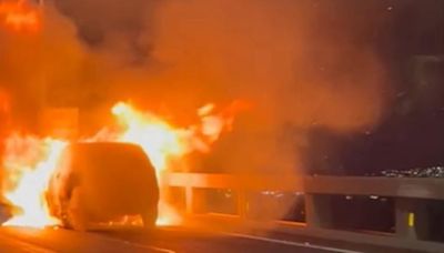 Carro pega fogo na ponte Rio-Niterói e interdita fluxo em duas faixas