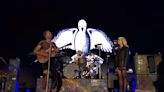 Coldplay convida Sabrina Carpenter para cantar "Magic" em show da banda. Veja!
