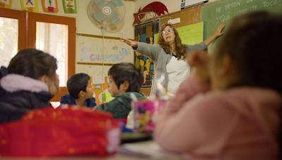 Es maestra y cruza todos los días con su canoa para dar clases a niños en las islas El Espinillo