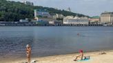 Ucranianos se refugian en las playas de Kiev ante ola de calor y apagones