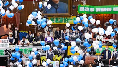 直擊/立院外十萬人議場內也激情 藍綠狂喊口號互嗆從沒停