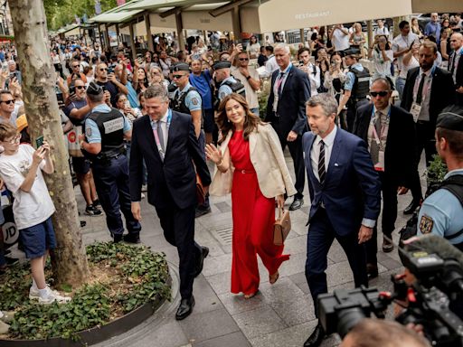 Frederik et Mary de Danemark sont à Paris : première sortie remarquée sur les Champs-Élysées