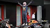 La alegría de Verstappen en el podio de Ímola