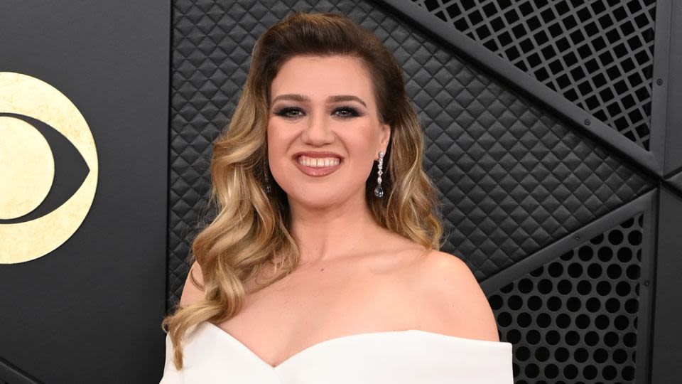 Kelly Clarkson is on weight loss medication, but it’s not Ozempic
