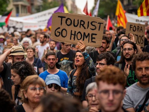 Barcelona Visitors Sprayed By Water Guns As Residents Protest Glut Of Tourism