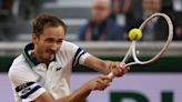 Medvedev ganó y sigue adelante en Roland Garros, pero Machac jugó un partidazo y se llevó una ovación