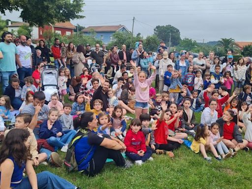 EN IMÁGENES: los niños disfrutan de la fiesta de San Juan en Corvera y queman una "foguerina"