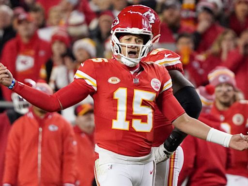 Twitter erupts after controversial no-call on late hit to Patrick Mahomes