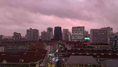 El tifón Bebinca provoca cortes de luz en Shanghái mientras pierde fuerza en tierra