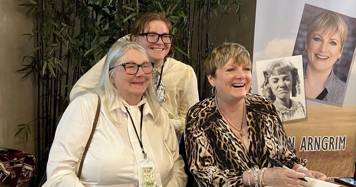 WATCH: Fans wait for their chance to meet cast members from 'Little House on the Prairie' in Lancaster