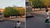 Video: sin miedo a la muerte, estudiantes de La Guajira se retan a atravesársele a camiones en movimiento