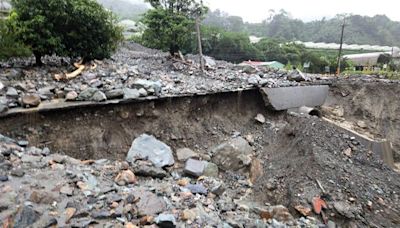 南投暴雨釀天坑、大規模土石流 信義東埔2聚落1700人受困