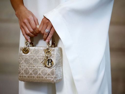 Los bolsos de US$ 57 de Christian Dior tienen un costo oculto: riesgo para la reputación - La Tercera