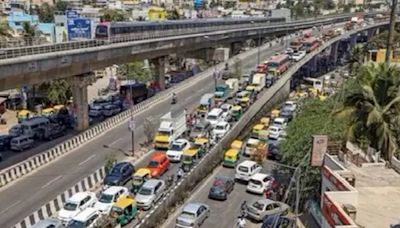 Delhi Traffic Alert: Vehicular Movement Affected From IIT Towards Delhi Cantt After Road Accident on Munirka Flyover