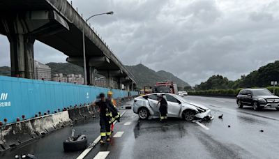 特斯拉「水漂效應」撞護欄！駕駛嚇傻 車頭半毀...他僥倖生還 | 蕃新聞