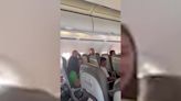 Estopa se ve sorprendido por un grupo de alumnos cantando 'Como Camarón' durante un vuelo