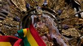 Devotos veneran a la virgen más diminuta en el altiplano boliviano