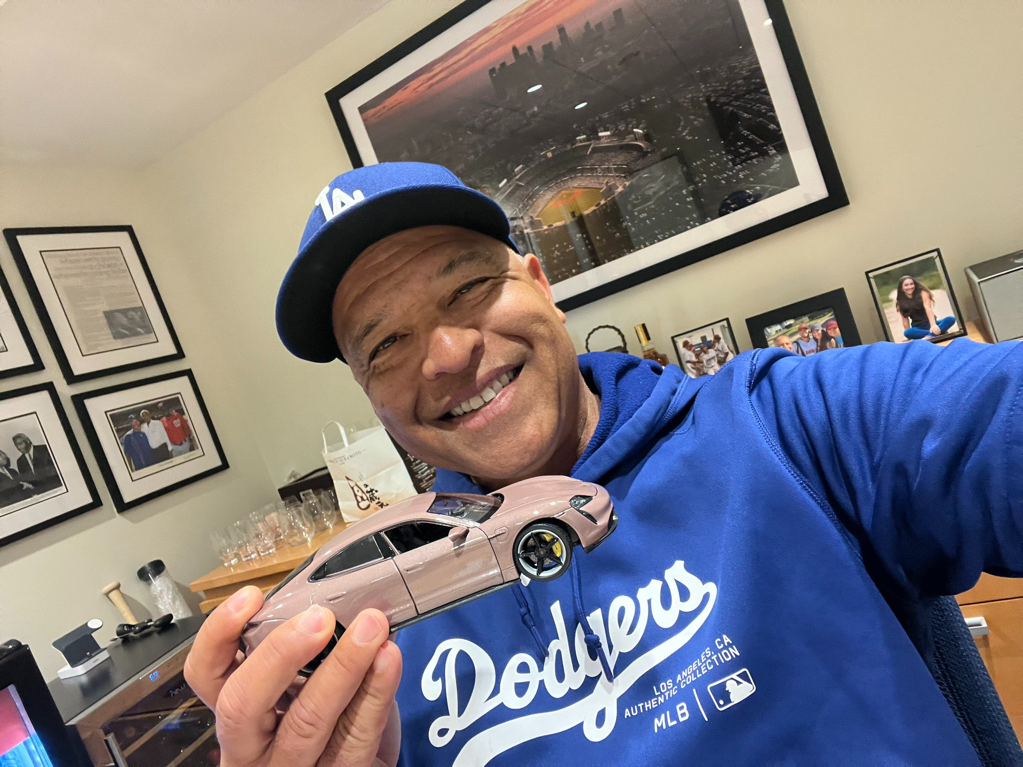 Shohei Ohtani continues to hand out Porsches. This time Dave Roberts gets one