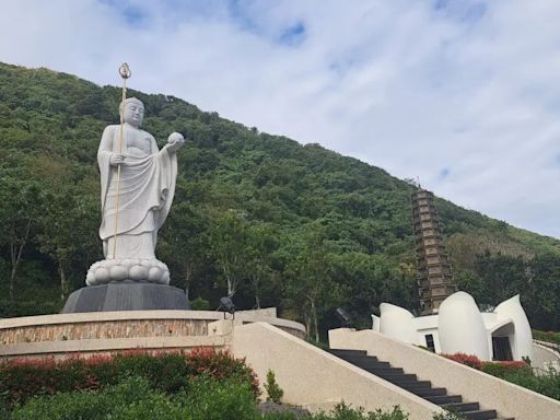 花蓮壽豐鄉和南寺藥師佛像 頸部斷裂頭墜地