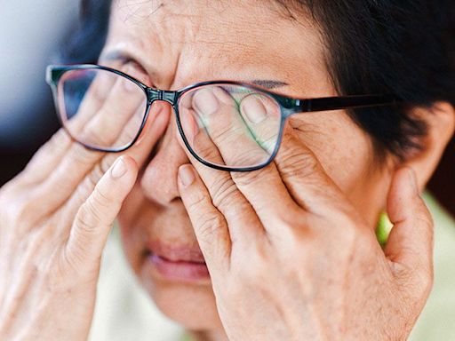 Can a person experience vision problems after COVID-19?