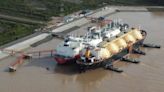 Más de 300 industrias y estaciones de GNC sin gas por un pago “fallido” a un buque de GNL