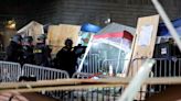 Polícia lança carga contra estudantes pró-Palestina na Universidade da Califórnia