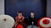 Não se podem casar no Japão, por isso casais LGBT fazem cerimónias sem mostrar a cara