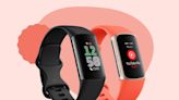 Fitbit推出新款Charge 6智慧手環，以新感測元件、機器學習等方式量測更準確心率