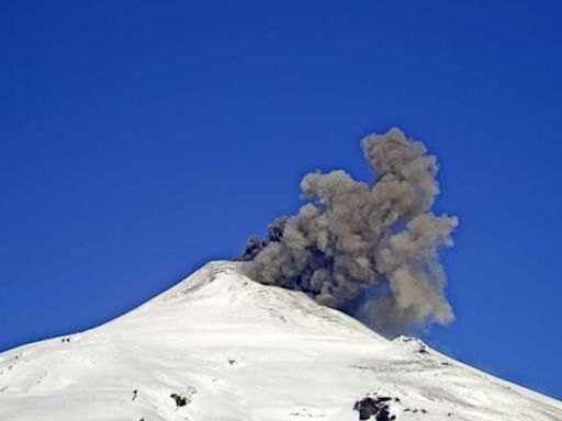 Se registra pulso de cenizas en volcán Villarrica: se mantiene alerta amarilla en cuatro comunas de La Araucanía y Los Ríos - La Tercera