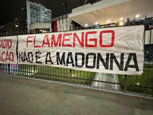 Torcedores do Flamengo estendem faixas na sede do clube; veja imagens