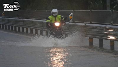 南韓「鬼怪梅雨」暴雨成災 3500泡水車災情慘