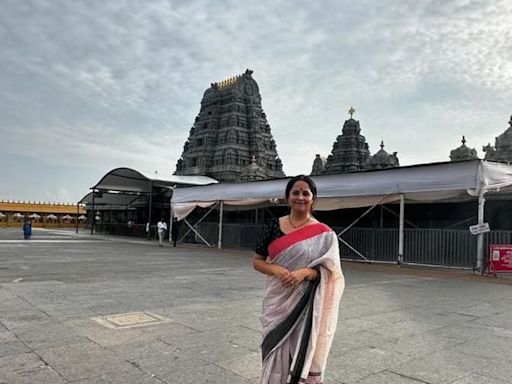 In Pics: Actress Anasuya Bharadwaj In Polka-dotted Saree At Yadadri Temple - News18