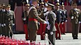 La princesa Leonor es dama alférez: el emotivo abrazo con su padre, Felipe VI, y la mirada de orgullo de la reina Letizia y la infanta Sofía