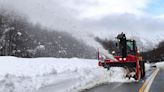 Trabajan en el despeje de nieve sobre rutas y pasos fronterizos en Neuquén - Diario Río Negro