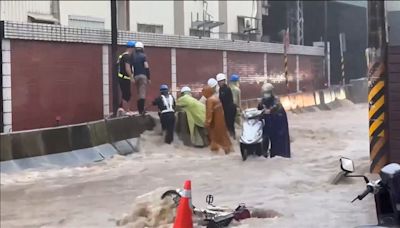 快訊／午後大雷雨狂襲 新北土城永豐路淹水了畫面曝光