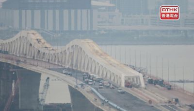 夏寶龍車隊到名為澳門大橋的第四澳氹通道 於施工橋面停留 - RTHK