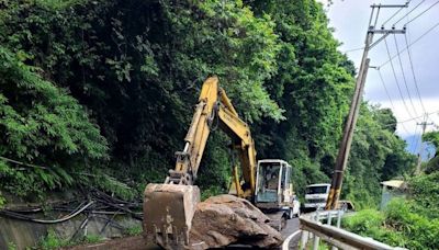 仁愛鄉力行產業道路邊坡巨大落石擋道 一度影響人車來往