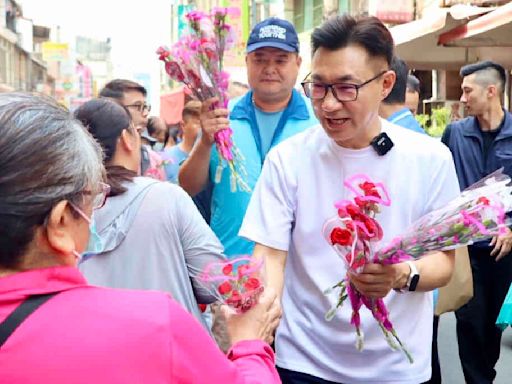 江啟臣傳統市場分送康乃馨 母親節前夕傳遞溫馨祝福 | 蕃新聞