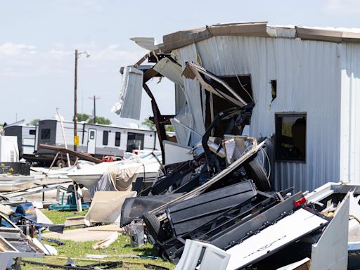 Hundreds of thousands in Texas still without power after deadly storms