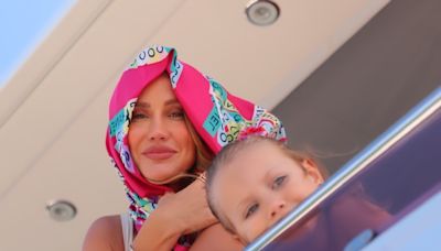Ana Paula Siebert mostra passeio luxuoso de barco com a filha