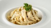 Why You Shouldn't Take Garlic Shortcuts With Copycat Olive Garden Alfredo Sauce
