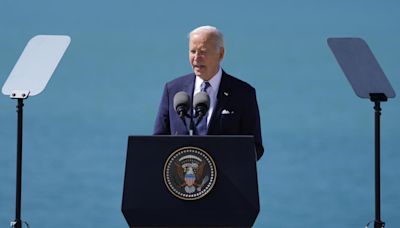 En Normandie, Joe Biden rend hommage aux Rangers américains et tacle Donald Trump