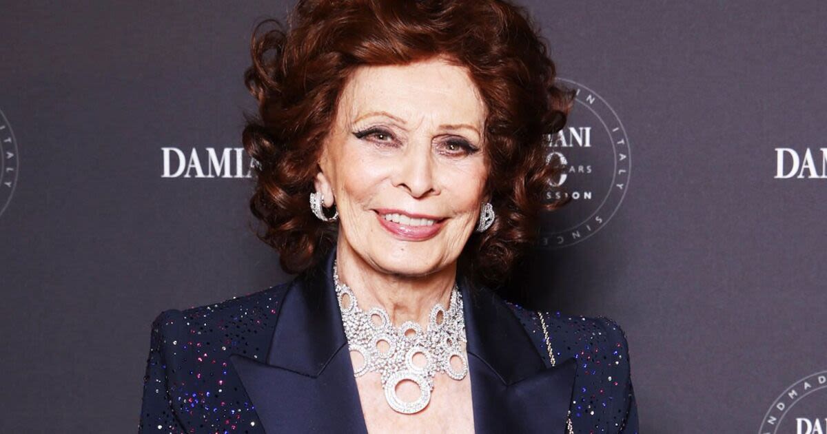 Sophia Loren, 89, dazzles while using a cane for rare public appearance