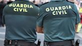 Dos guardias civiles salvan la vida a un hombre y a su perro atrapados en el incendio de su vivienda en Pina de Montalgrao